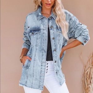 Vici LAYNE POCKETED DISTRESSED DENIM SHACKET. Size small